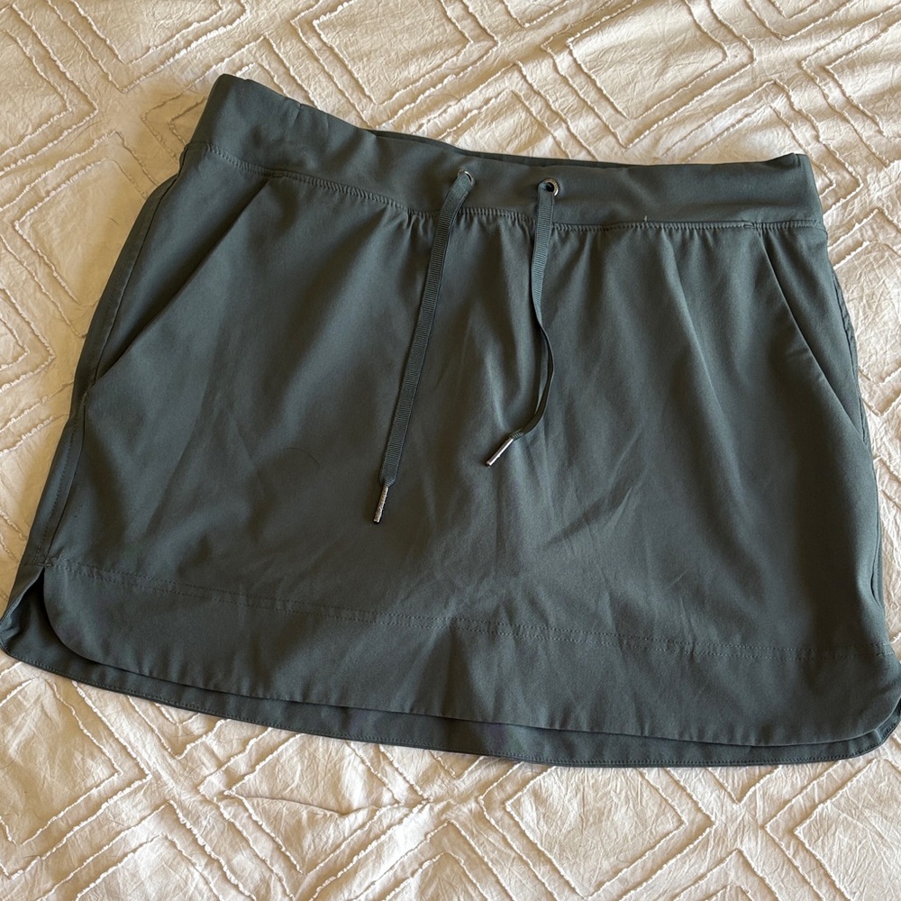 GAIAM Charcoal Gray Skort